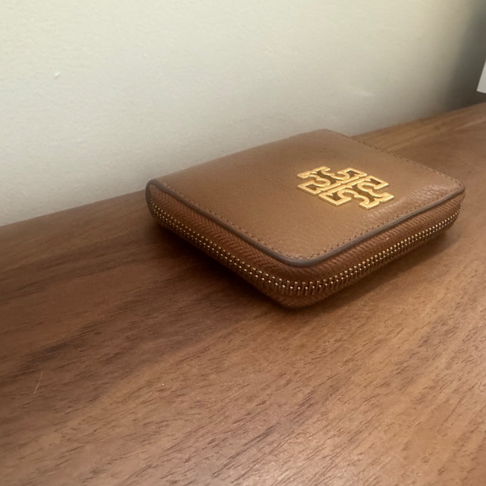 Tory Burch Thea Bi-fold Pebble leather Wallet, camel color - Picture 3 of 8